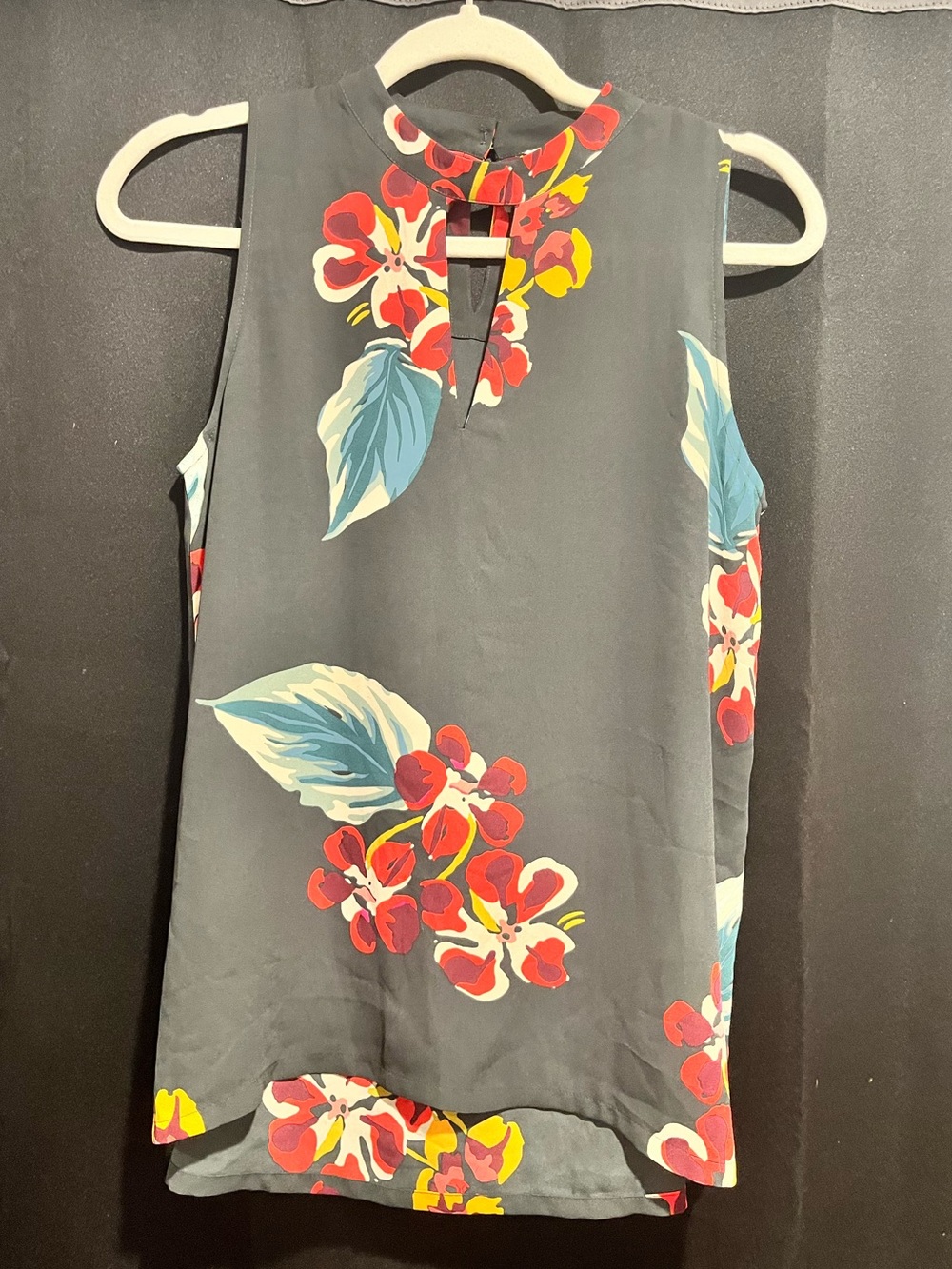 Tank Top Four Bundle Size XS - Picture 5 of 10